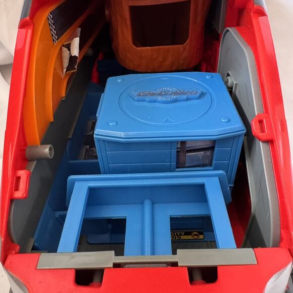 Micro Machines SVC Red Super Van City Transforming Playset Hasbro 2020 - Picture 8 of 10